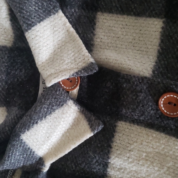 Comfy Oversized Shirt/Jacket with Wooden Buttons - Picture 6 of 10